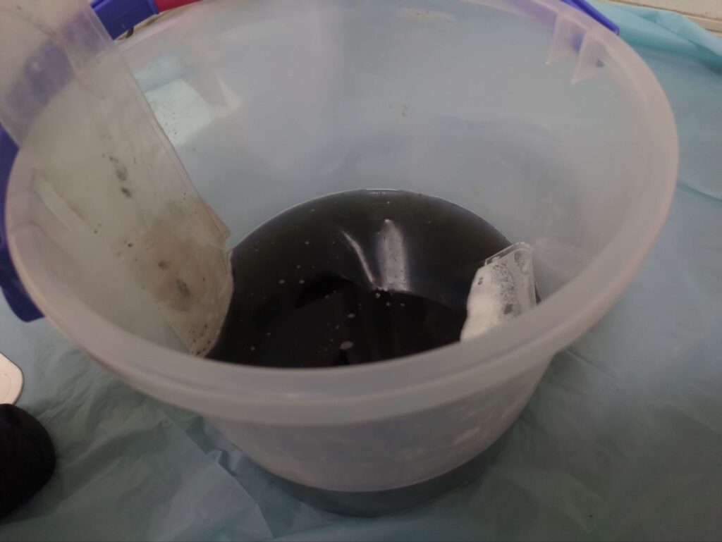 横浜市保土ヶ谷区で黒カビが付着した寝室エアコンの分解洗浄後の黒くなった汚水