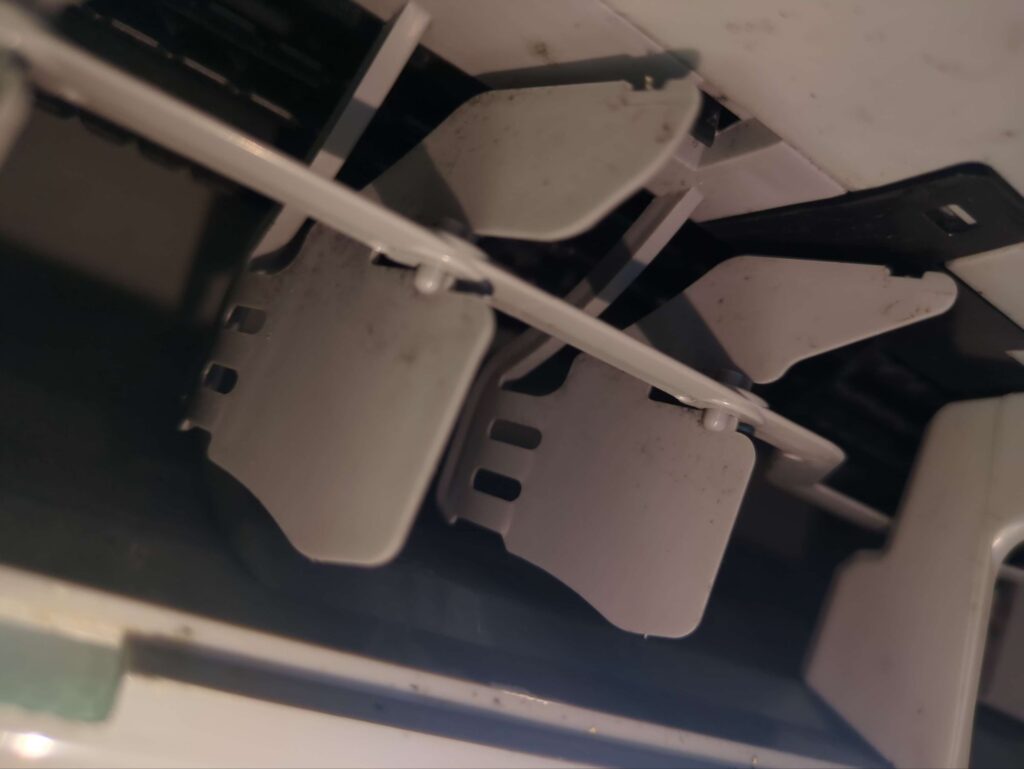 横浜市港南区のダイキン製エアコンの高圧洗浄前の軽微な黒カビが見える送風口の様子。