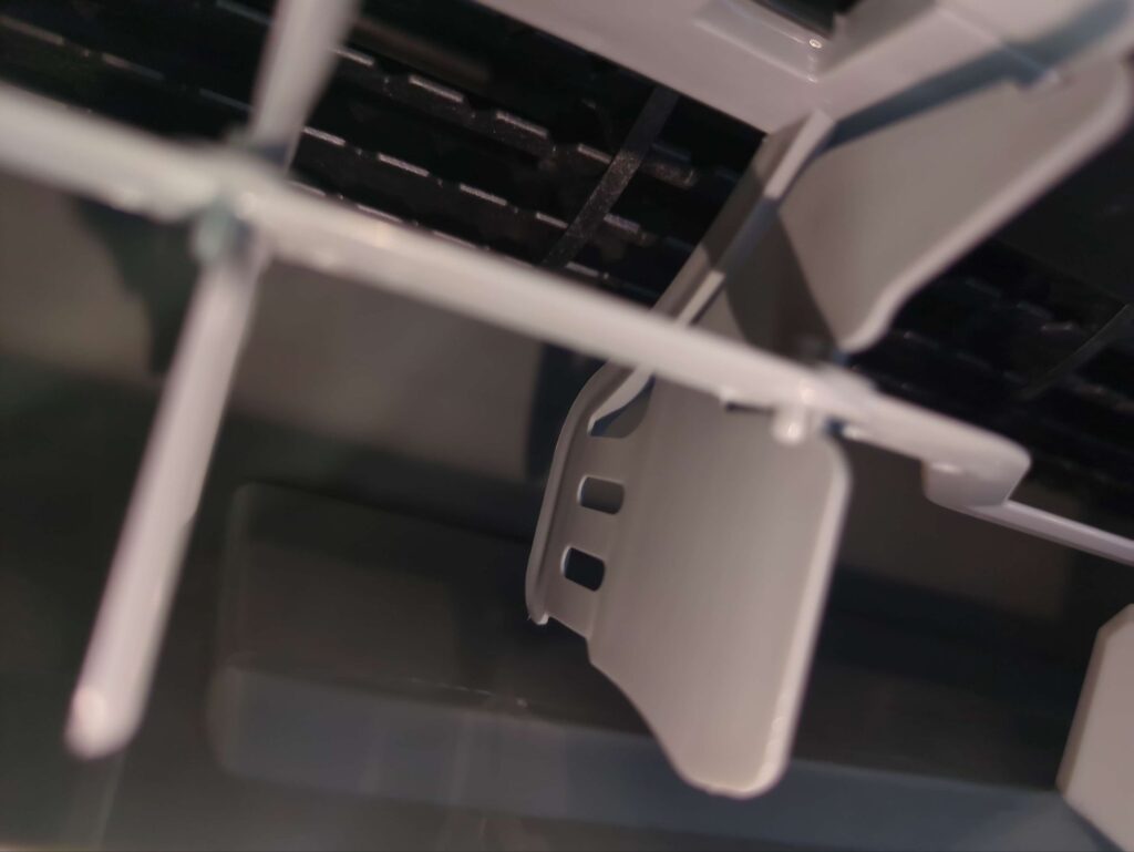 横浜市港南区のダイキン製エアコンの高圧洗浄後の新品のように蘇った送風口の様子。