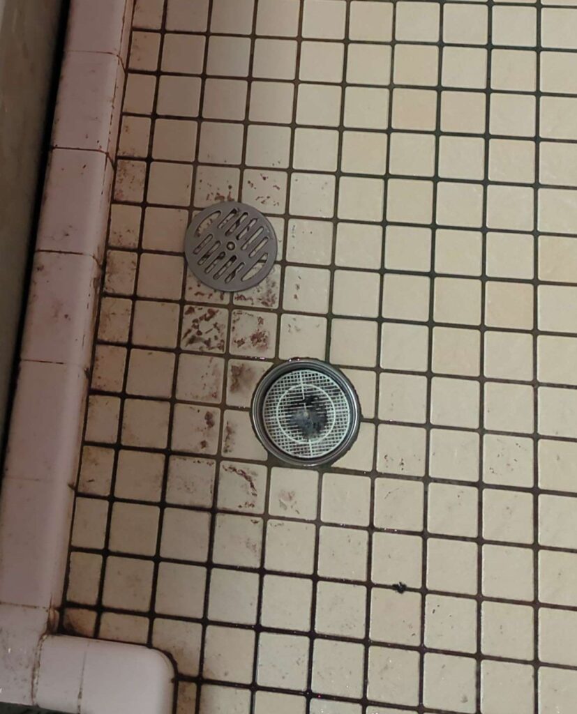 横浜市港南区の浴室の黒ずみ汚れの様子