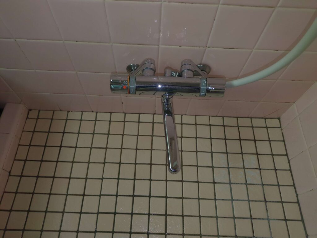 横浜市港南区の浴室清掃後のピカピカになった蛇口の様子