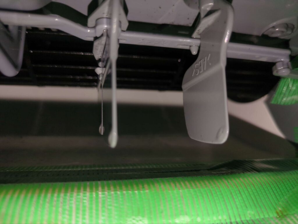 横浜市瀬谷区で三菱製エアコンの分解洗浄前の黒カビが付着した送風口の様子