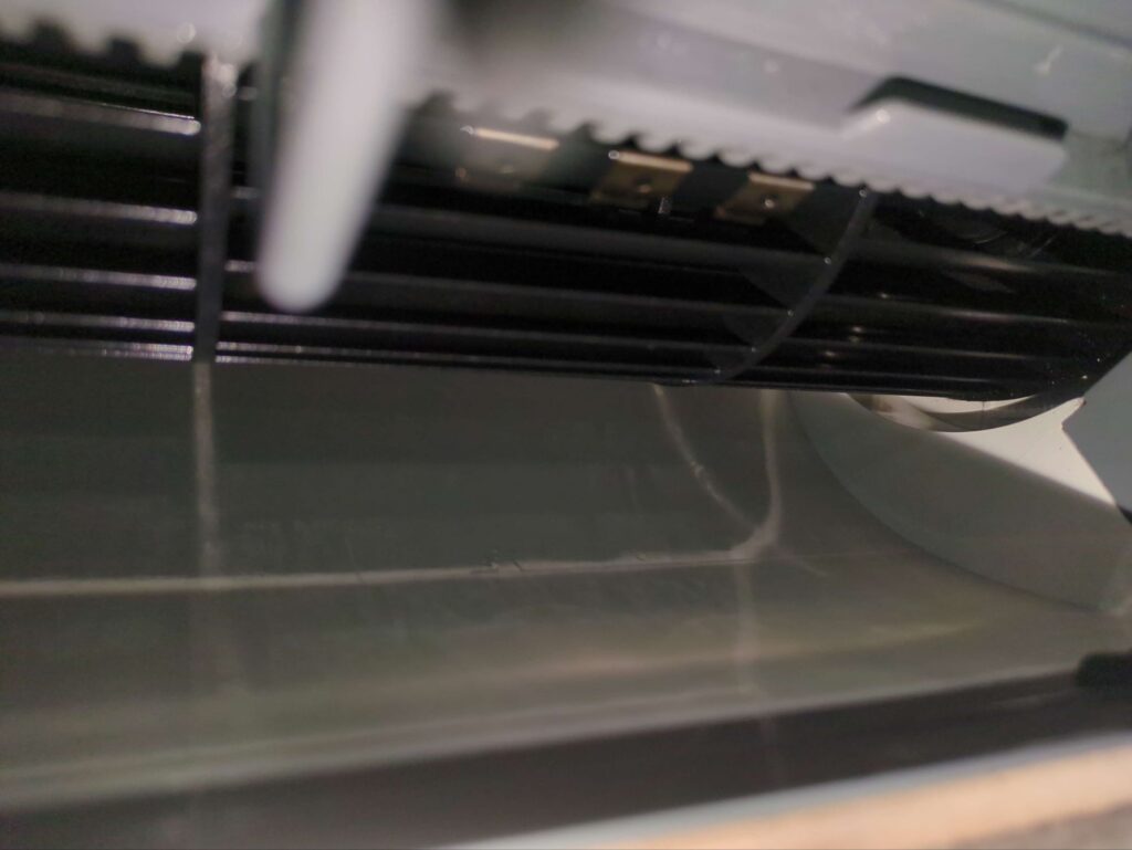 横浜市瀬谷区で三菱製エアコンの分解洗浄後のピカピカになった送風口の様子