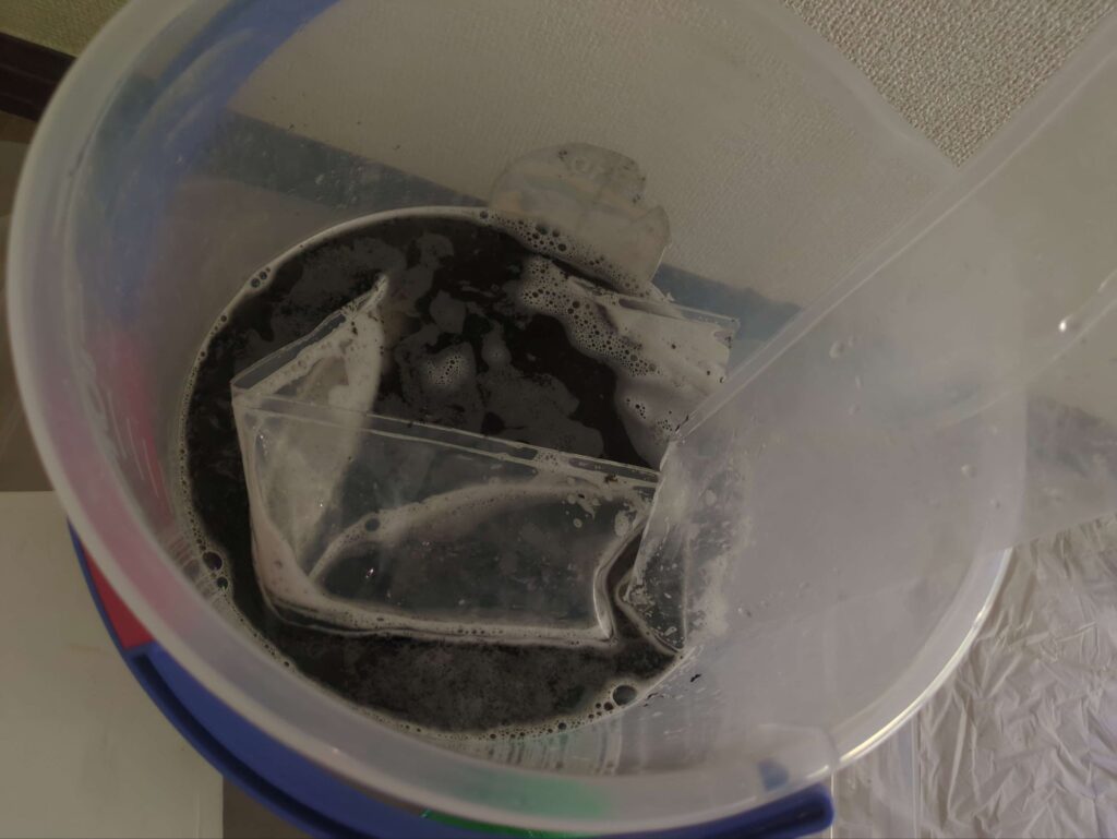 横浜市緑区で三菱電機製のエアコンクリーニングを行った後の真っ黒になった汚水