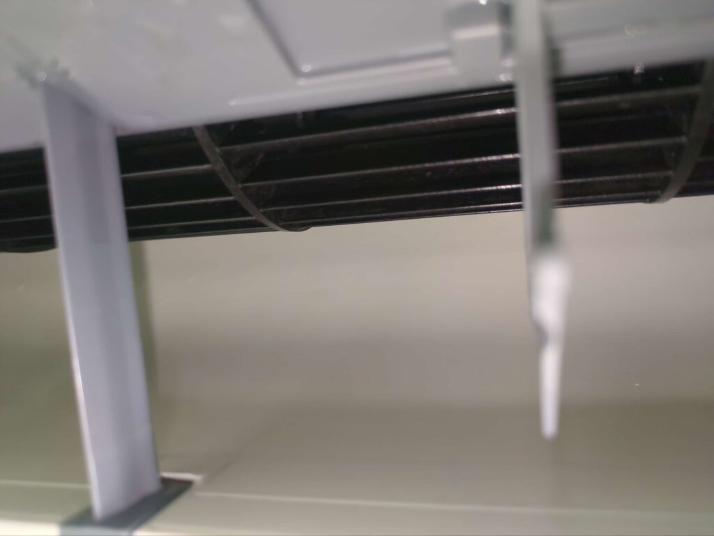 横浜市緑区で三菱電機製のエアコンクリーニングを行った後の黒カビが除去され綺麗になったエアコン送風口