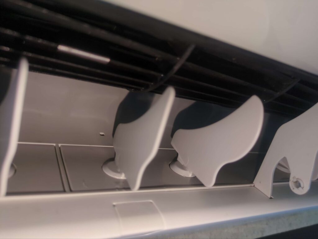 横浜市鶴見区で東芝製エアコンのエアコンクリーニングを行った後の、お客様が新品みたいと驚いたエアコン送風口