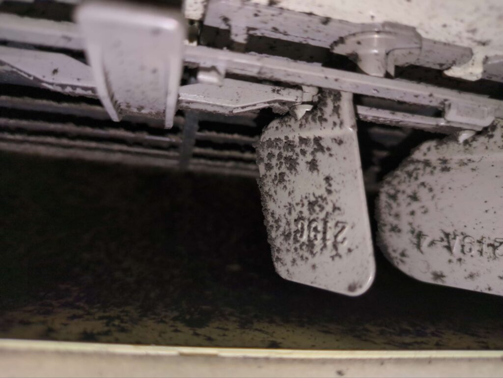 横浜市磯子区で、業務用壁掛けエアコンの分解洗浄前の黒カビで真っ黒になった送風口