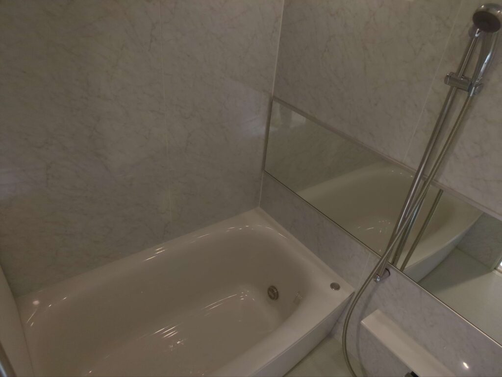 横浜市港南区で空室クリーニングで奥様が気になさっていたお風呂をピカピカに仕上げた後の状態