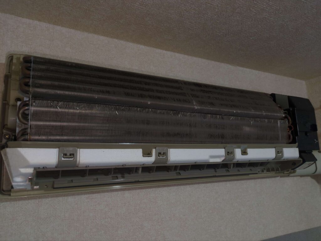 横浜市中区でノーリツ2001年製エアコンの分解洗浄を行う前の熱交換器の様子