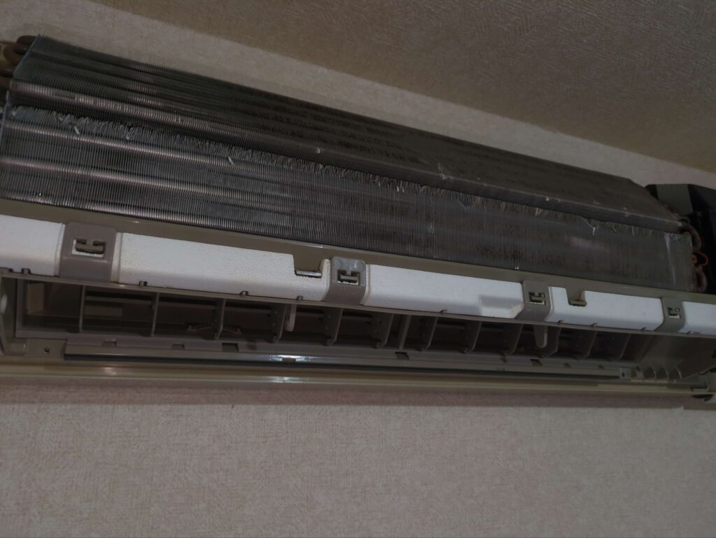 横浜市中区でノーリツ2001年製エアコンの分解洗浄を行った後の輝きを取り戻した熱交換器の様子