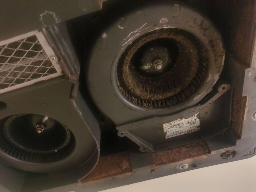 横浜市戸塚区で浴室クリーニングを行う前の、カビが堆積した浴室換気扇の様子