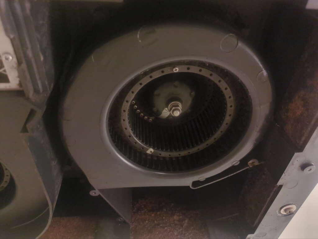 横浜市戸塚区で浴室クリーニングを行った後、綺麗になった浴室換気扇の様子