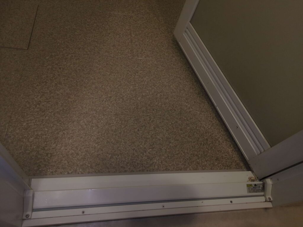 横浜市戸塚区で浴室クリーニングを行った後の、綺麗になった浴室扉の様子