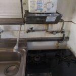 横浜市鶴見区でキッチン清掃前の油汚れが付着している様子