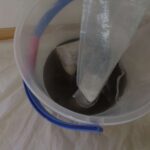 横浜市緑区でダイキン製エアコンクリーニング後の回収した黒カビを含んだ汚水