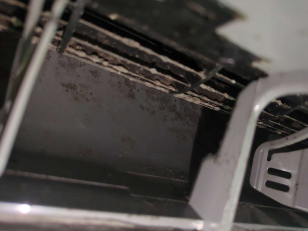 横浜市緑区でダイキン製エアコンクリーニング前のカビが積層された送風口