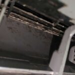 横浜市緑区でダイキン製エアコンクリーニング前のカビが積層された送風口