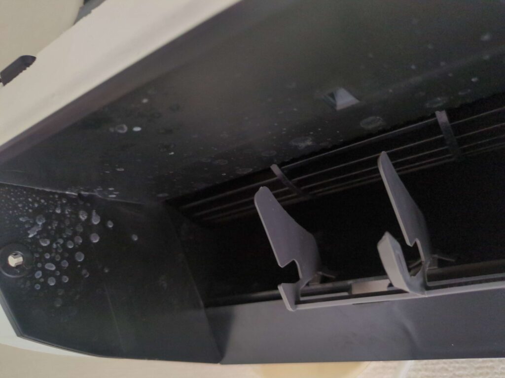 横浜市青葉区で富士通ゼネラル製エアコン分解洗浄前の比較的綺麗な状態のエアコン吹き出し口