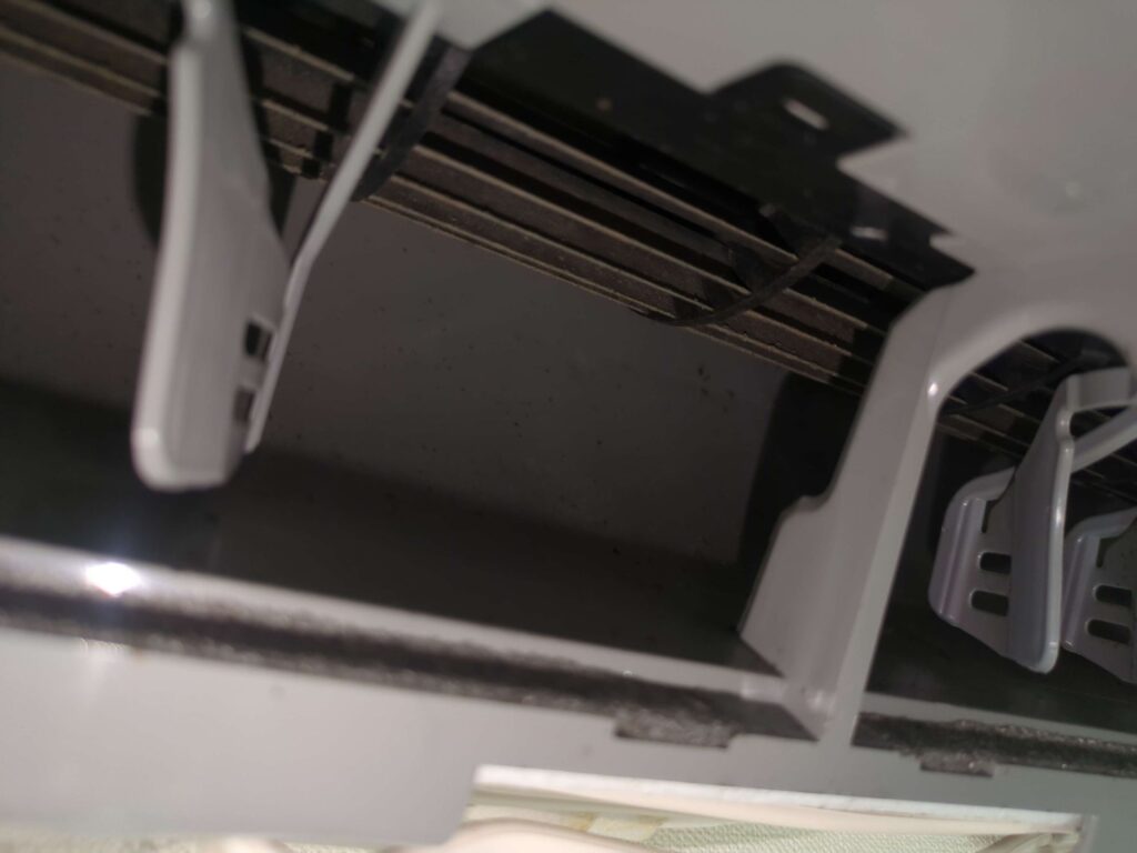 横浜市緑区でダイキン製エアコンクリーニング前のうっすらカビが見える状態