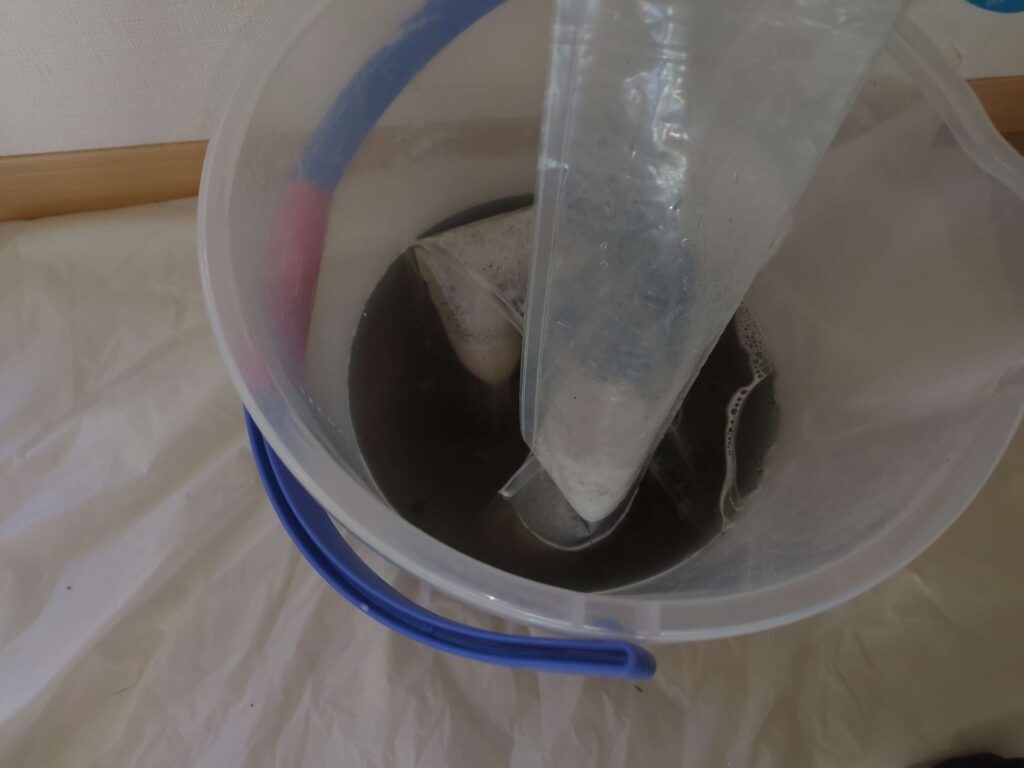 横浜市緑区で見た目は綺麗なダイキン製エアコンクリーニング後の回収した黒カビを含んだ汚水