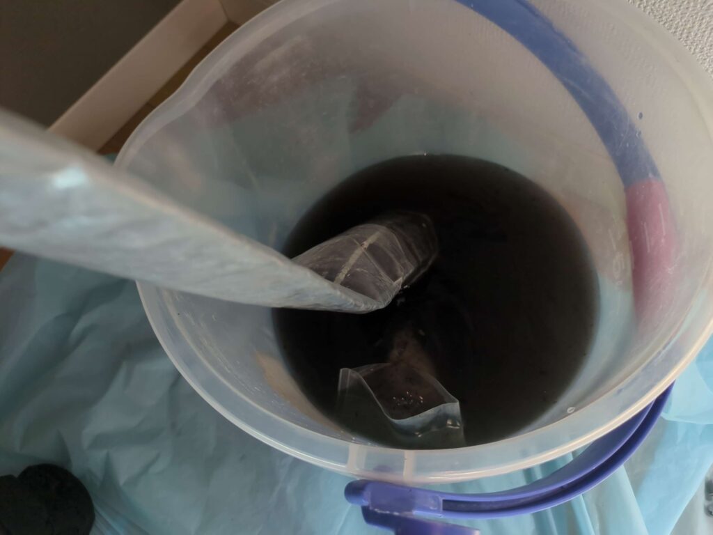 横浜市緑区でダイキン製エアコンクリーニング後の回収した黒カビで黒くなった汚水