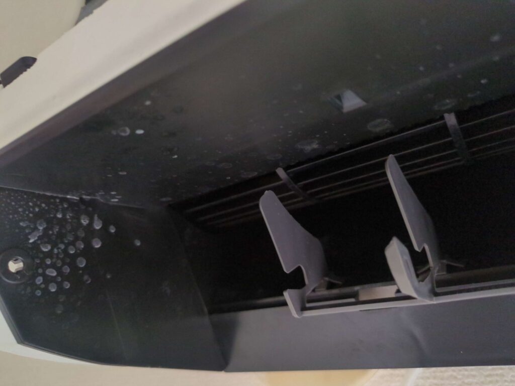 横浜市青葉区で富士通ゼネラル製エアコン分解洗浄前の比較的綺麗な状態のエアコン吹き出し口の状態