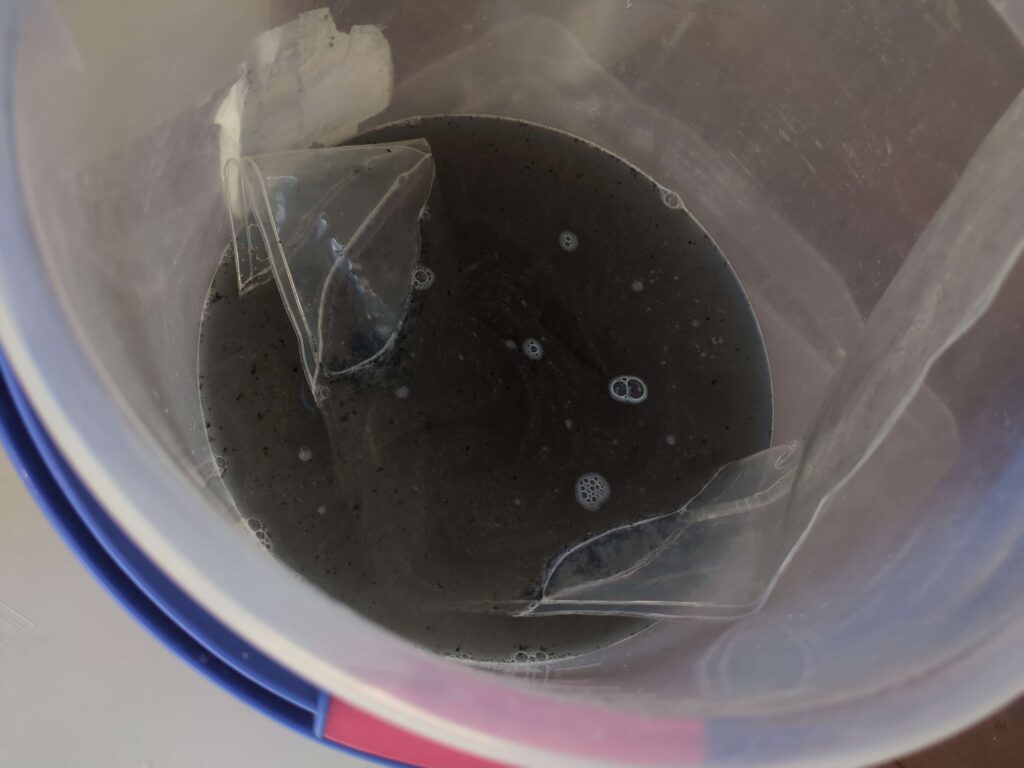 横浜市緑区のテラスハウスでダイキン製エアコンのエアコン分解洗浄後の汚水の様子