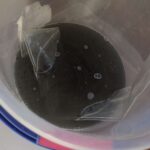 横浜市緑区のテラスハウスでダイキン製エアコンのエアコン分解洗浄後の汚水の様子