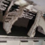 横浜市鶴見区でエアコン分解洗浄前のカビが堆積した送風口の様子