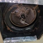 横浜市鶴見区の浴室換気扇分解洗浄前の埃が連なっている様子