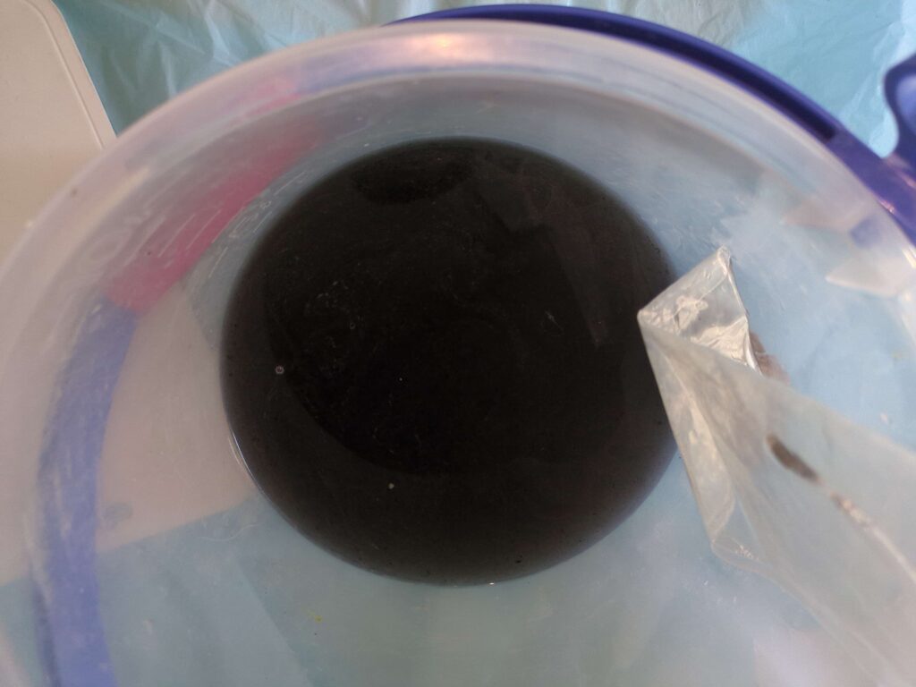 横浜市緑区でエアコンクリーニングした後の黒カビで真っ黒な汚水