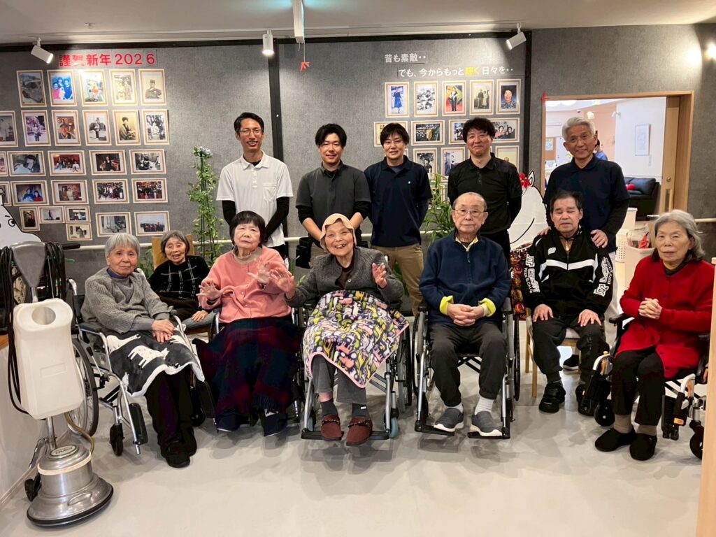 ボランティア活動終了後、職員の皆様、利用者の皆様と集合写真