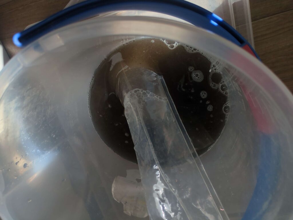 横浜市緑区のダイキン製エアコンの分解洗浄後の汚水の様子