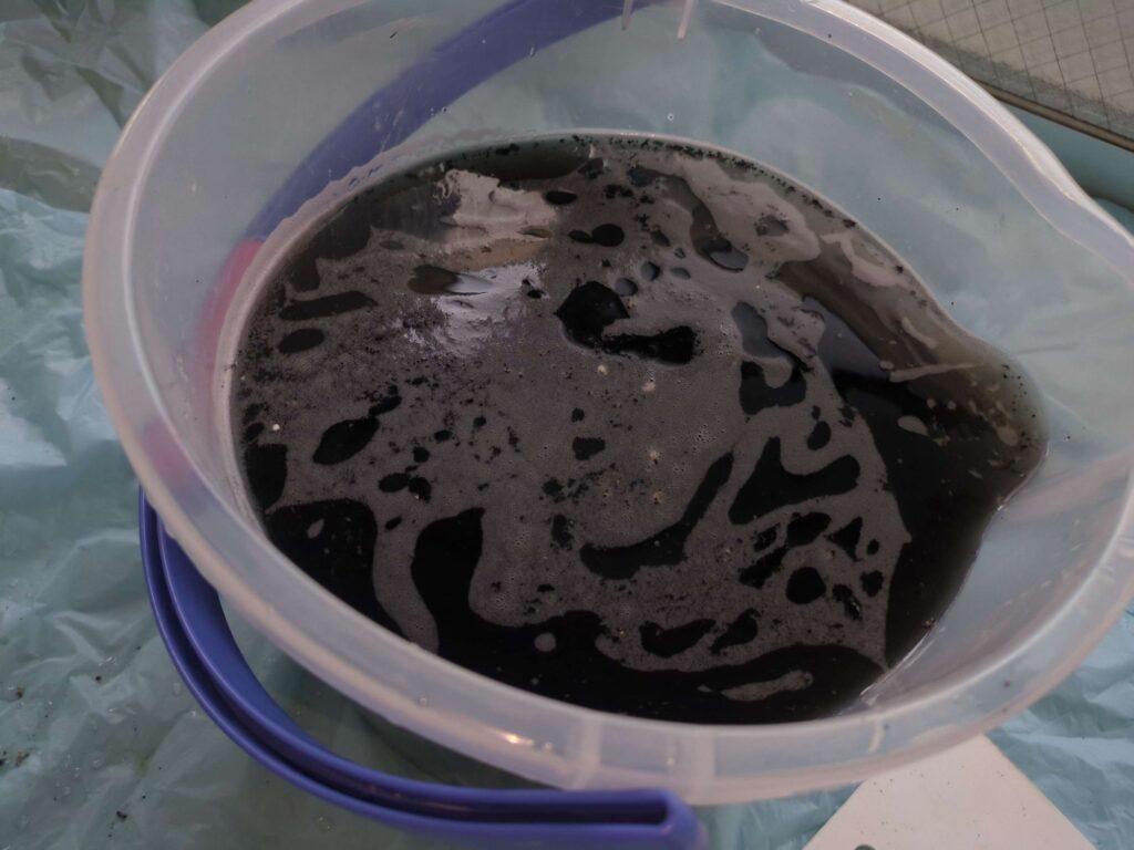 横浜市鶴見区でエアコン分解洗浄後のカビで真っ黒になった汚水