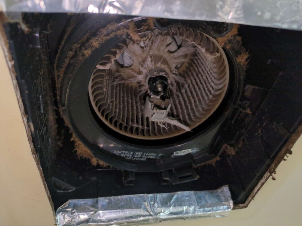 横浜市鶴見区の浴室換気扇分解洗浄前の埃が連なっている様子