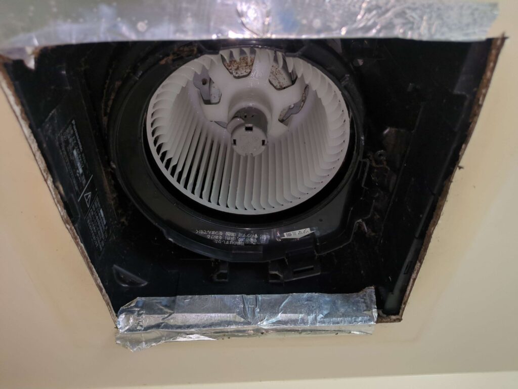 横浜市鶴見区の浴室換気扇分解洗浄後の真っ白なシロッコファンの様子