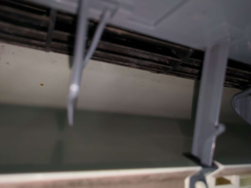 横浜市緑区でエアコンクリーニングした前の送風口の様子