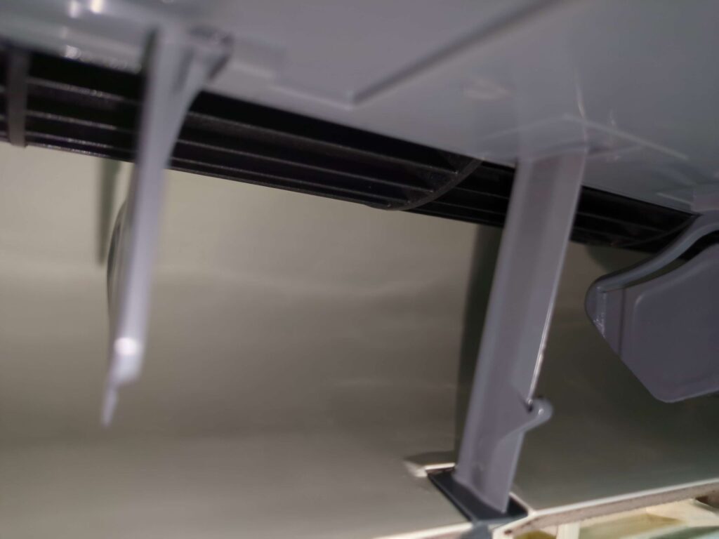 横浜市緑区でエアコンクリーニングした後のピカピカになった送風口の様子