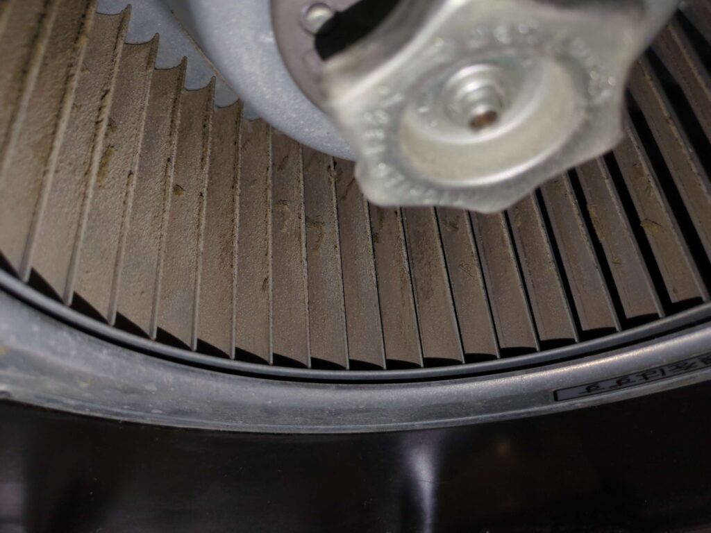 横浜市緑区でレンジフード分解洗浄を行う前のシロッコファンの様子