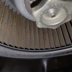 横浜市緑区でレンジフード分解洗浄を行う前のシロッコファンの様子