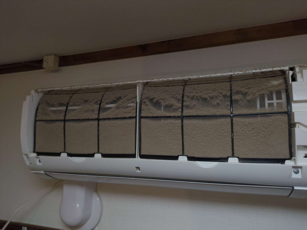 横浜市金沢区でダイキン製エアコンの分解洗浄前の埃がびっしり付着したエアコンフィルターの様子