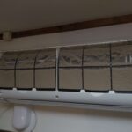 横浜市金沢区でダイキン製エアコンの分解洗浄前の埃がびっしり付着したエアコンフィルターの様子