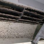 横浜市緑区で三菱電機製お掃除機能付きエアコンの分解洗浄前の黒カビで真っ黒な送風口
