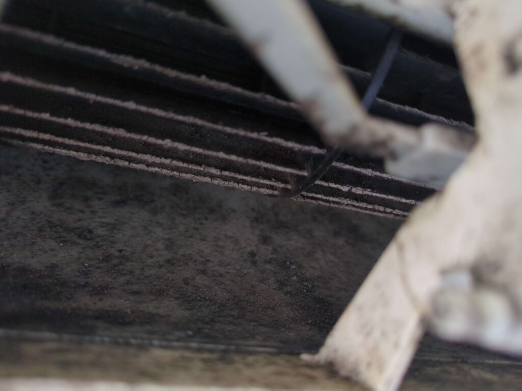 横浜市中区でパナソニック製エアコンの分解洗浄前の黒カビで汚れた送風口