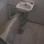 川崎市川崎区で浴室クリーニング前の金属石鹸で真っ白になった浴室の様子