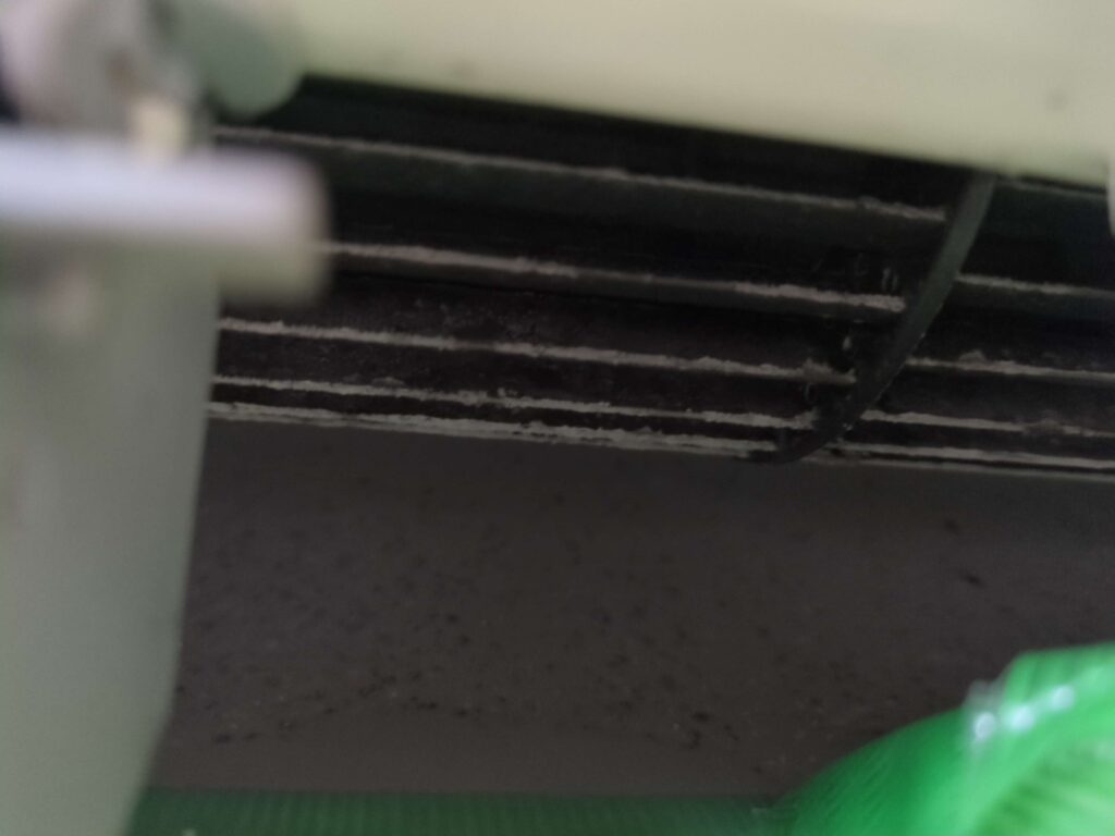 川崎市川崎区でパナソニック製スタンダードエアコンのエアコン分解洗浄前のカビが付着した送風口の様子