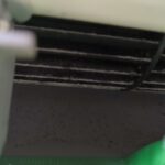 川崎市川崎区でパナソニック製スタンダードエアコンのエアコン分解洗浄前のカビが付着した送風口の様子