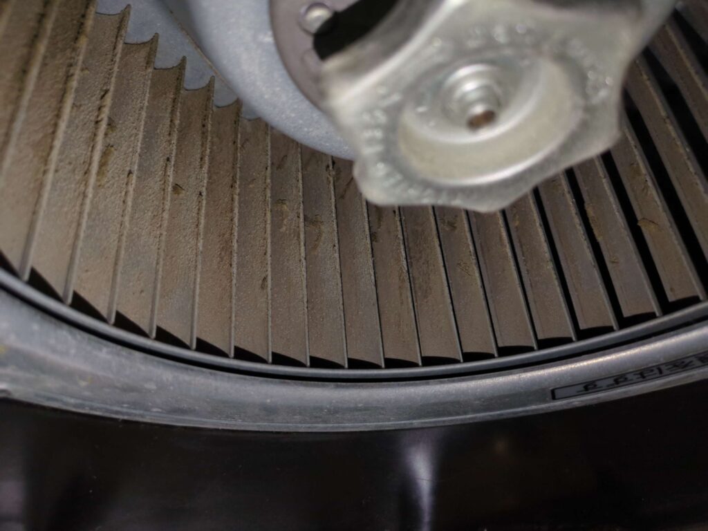 横浜市緑区で空室クリーニングにてレンジフード分解洗浄を行う前のシロッコファンの様子