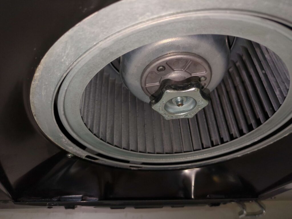 横浜市緑区でレンジフード分解洗浄を後のピカピカになったシロッコファンの様子