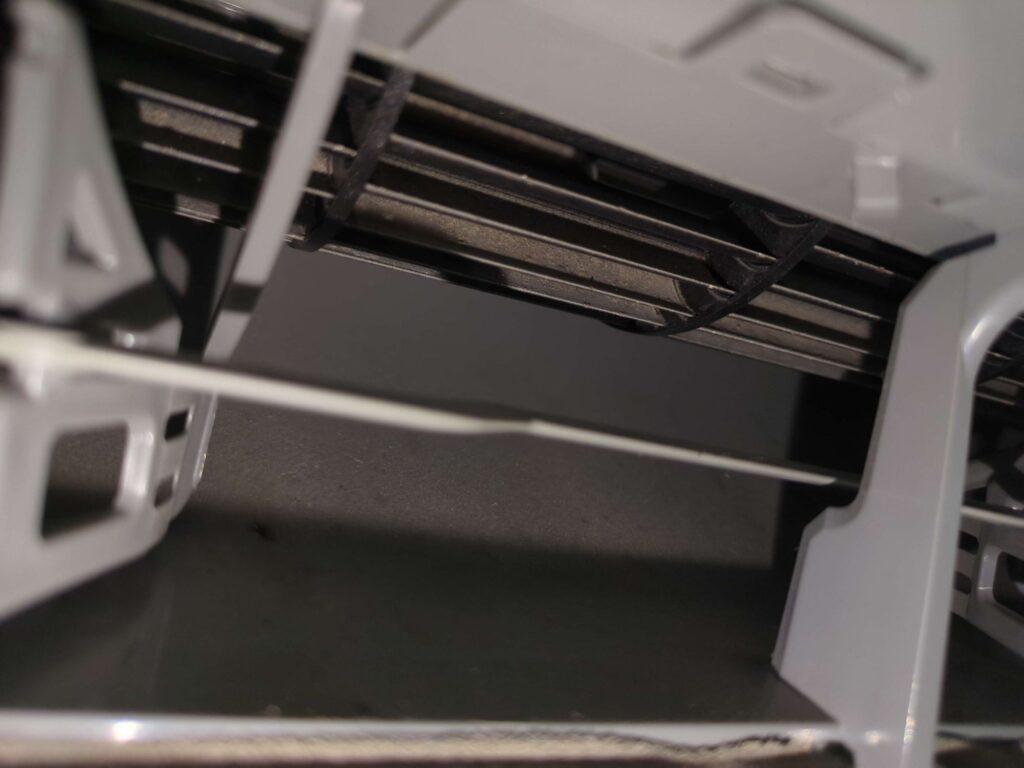 横浜市金沢区でダイキン製エアコンの分解洗浄前の埃が付着した送風口の様子